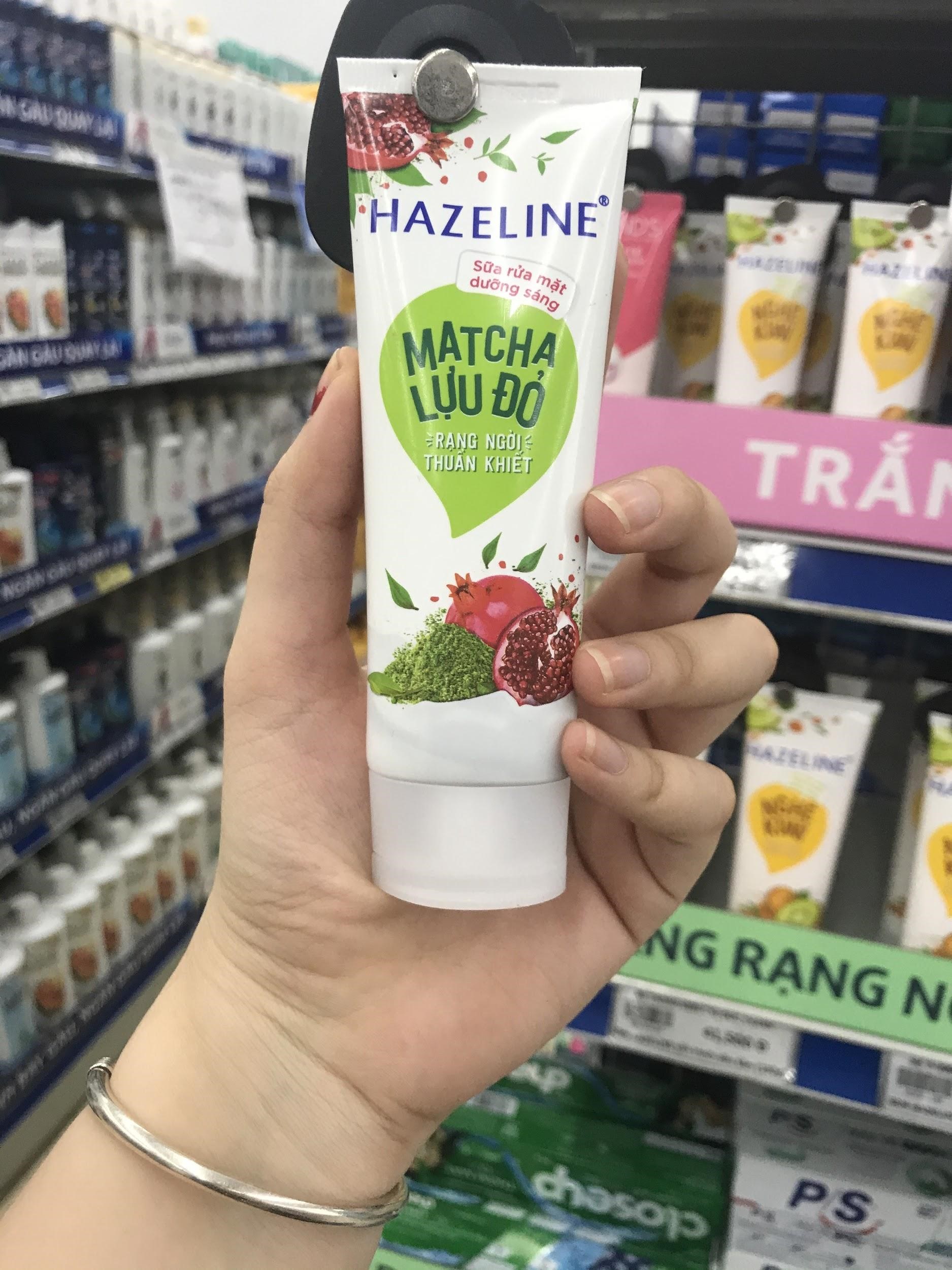 Sữa rửa mặt Hazeline Matcha lựu đỏ được bày bán phổ biến, mình mua dễ dàng trong siêu thị.