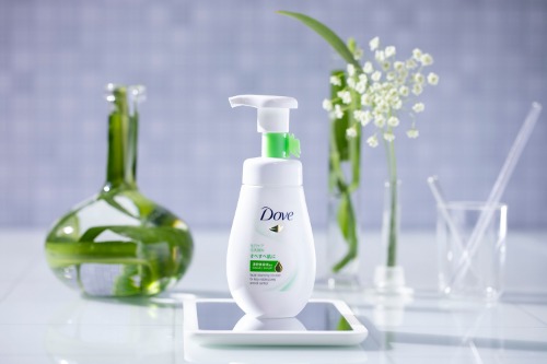 Sữa rửa mặt Dove tạo bọt tinh chất dòng xanh lá cây dành cho da dầu.