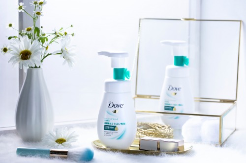 Sữa rửa mặt Dove tạo bọt tinh chất dòng xanh ngọc dành cho da nhạy cảm.