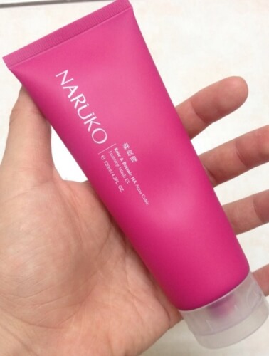 Sữa rửa mặt Naruko hoa hồng với vỏ ngoài hồng cánh sen nổi bật.