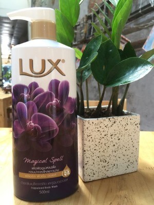 Sữa tắm LUX tím với chiết xuất hoa phong lan và hoa oải hương.