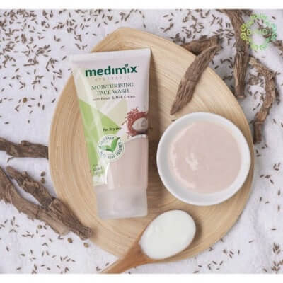 Sữa rửa mặt Medimix Nghệ tây & Kem sữa.