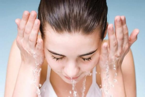 Sử dụng sữa rửa mặt giúp làm sạch da nhanh chóng, hiệu quả