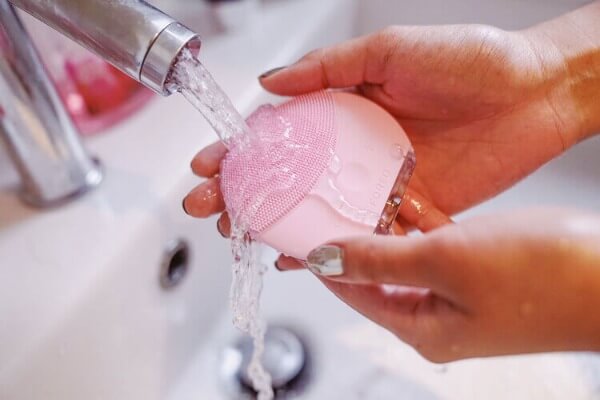 Máy rửa mặt được làm sạch sẽ đảm bảo an toàn khi dùng trên da